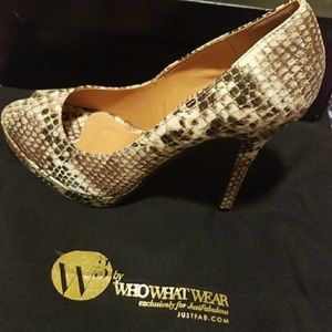 Brand new. Never worn Just Fab Parker